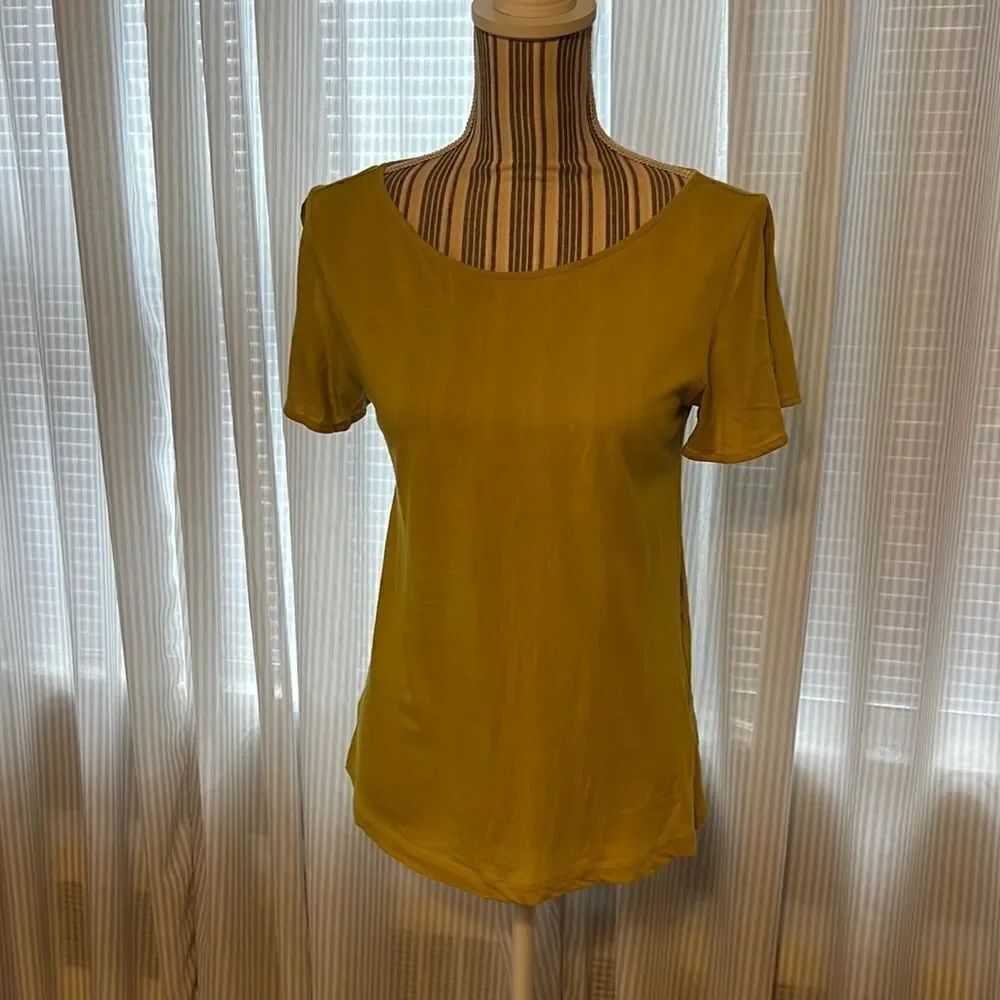 LOFT ladies tshirt. XS. Chartreuse